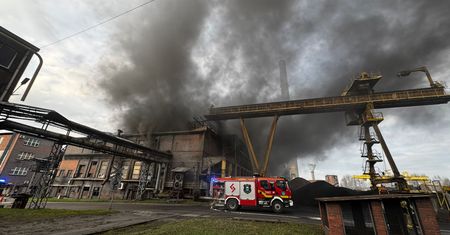 Pożar w polskiej hucie gasiło 60 strażaków. Cztery osoby są poszkodowane