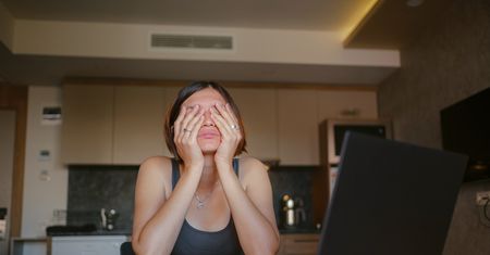Za dużo złych informacji. Twój mózg sobie nie radzi i ma dobry powód