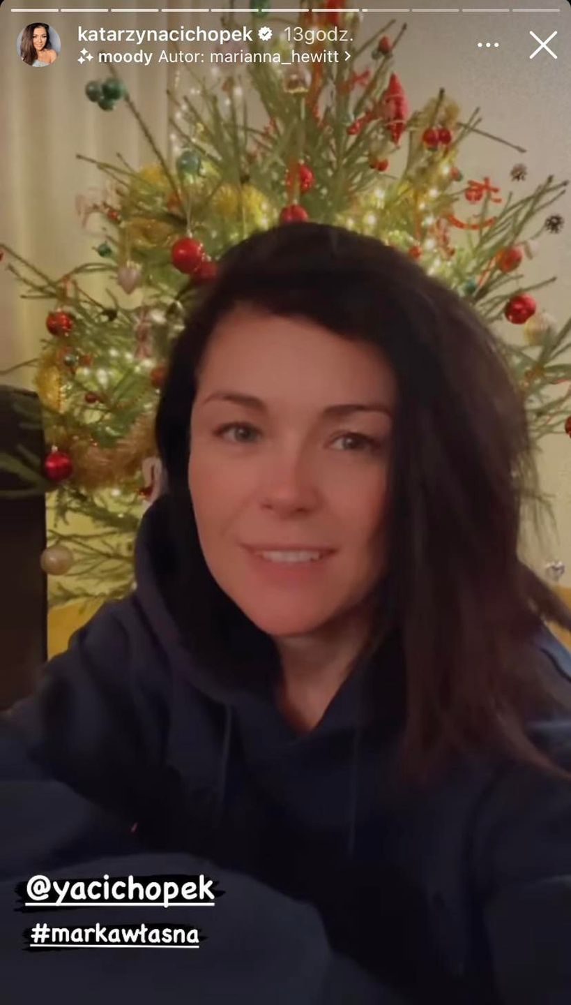 Katarzyna Cichopek bez grama makijażu siedzi przy choince