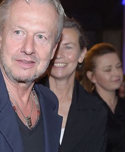 Szczupły Bogusław Linda na salonach z żoną. Humor mu dopisywał