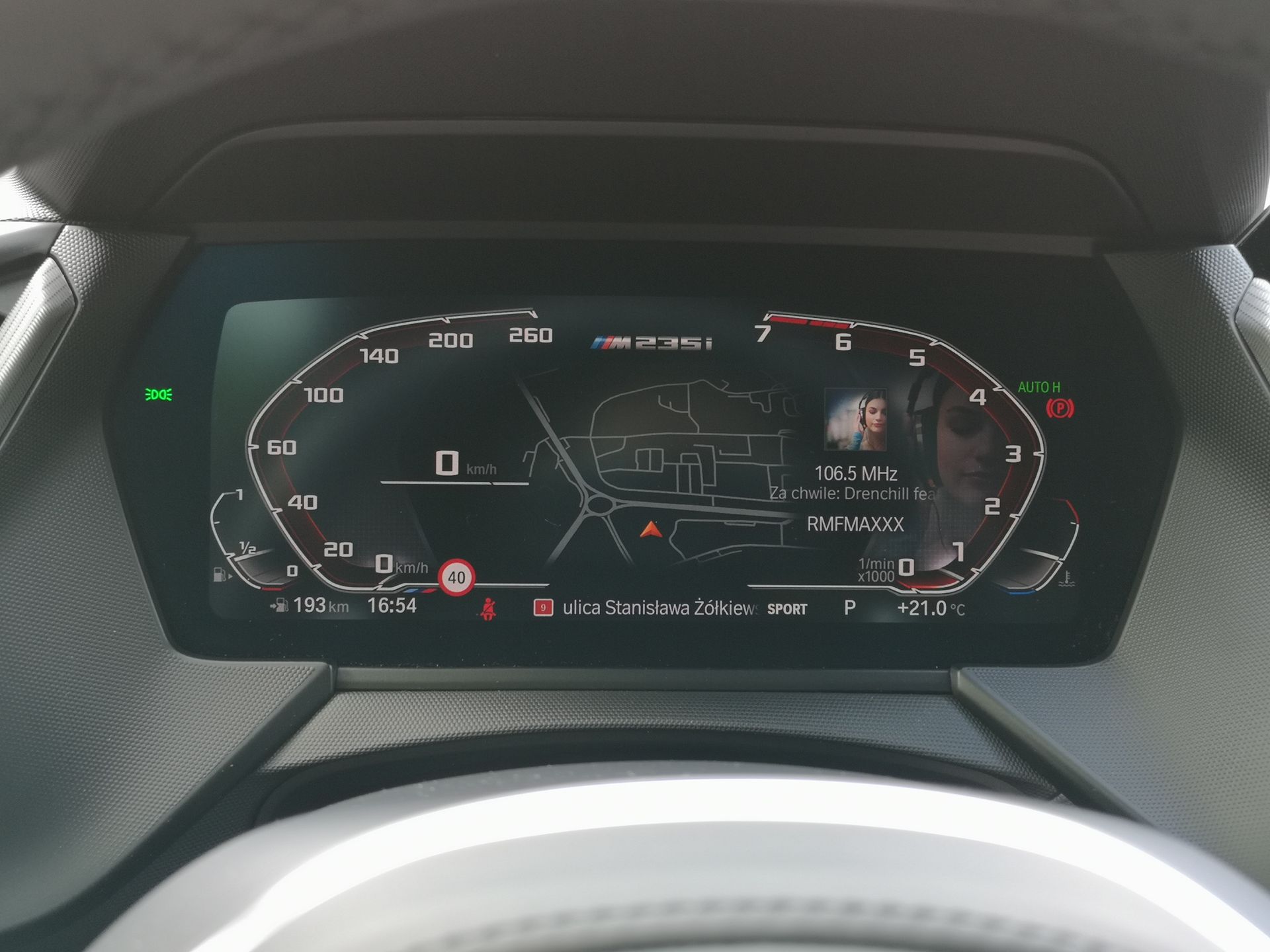 BMW M235i Gran Coupe: Aplikacja BMW Connected, system info-rozrywki i audio Harman Kardon 32