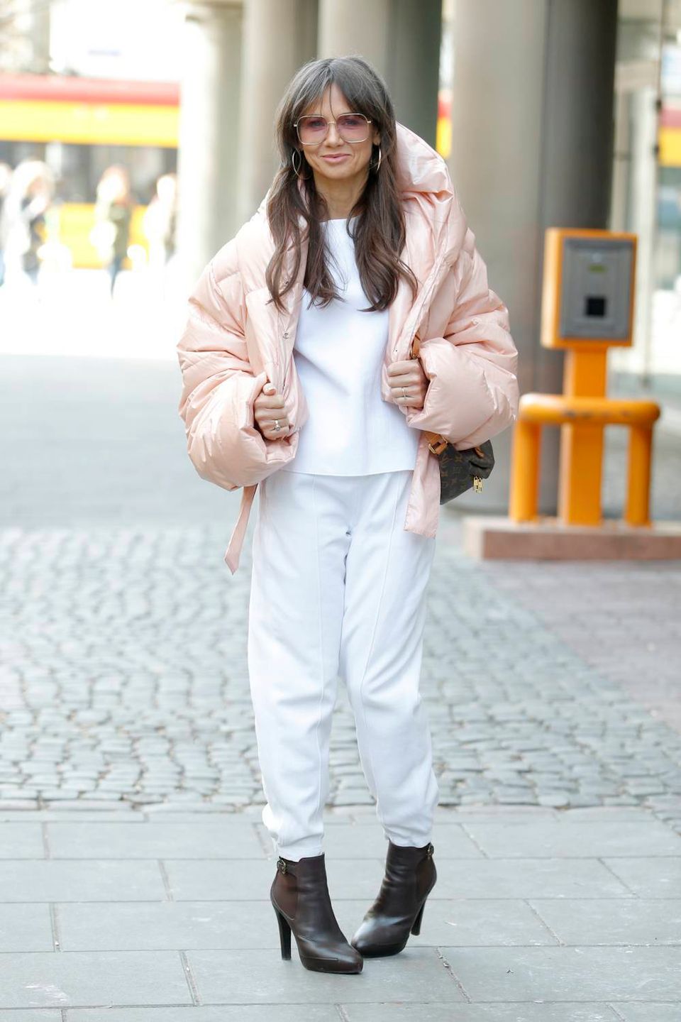 Kinga Rusin wychodzi ze studia DDTVN