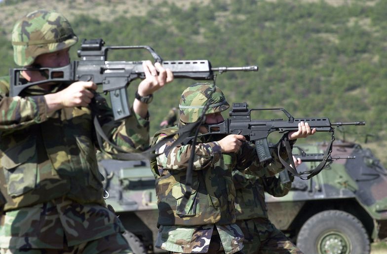 Amerykańscy żołnierze strzelający z karabinów G36