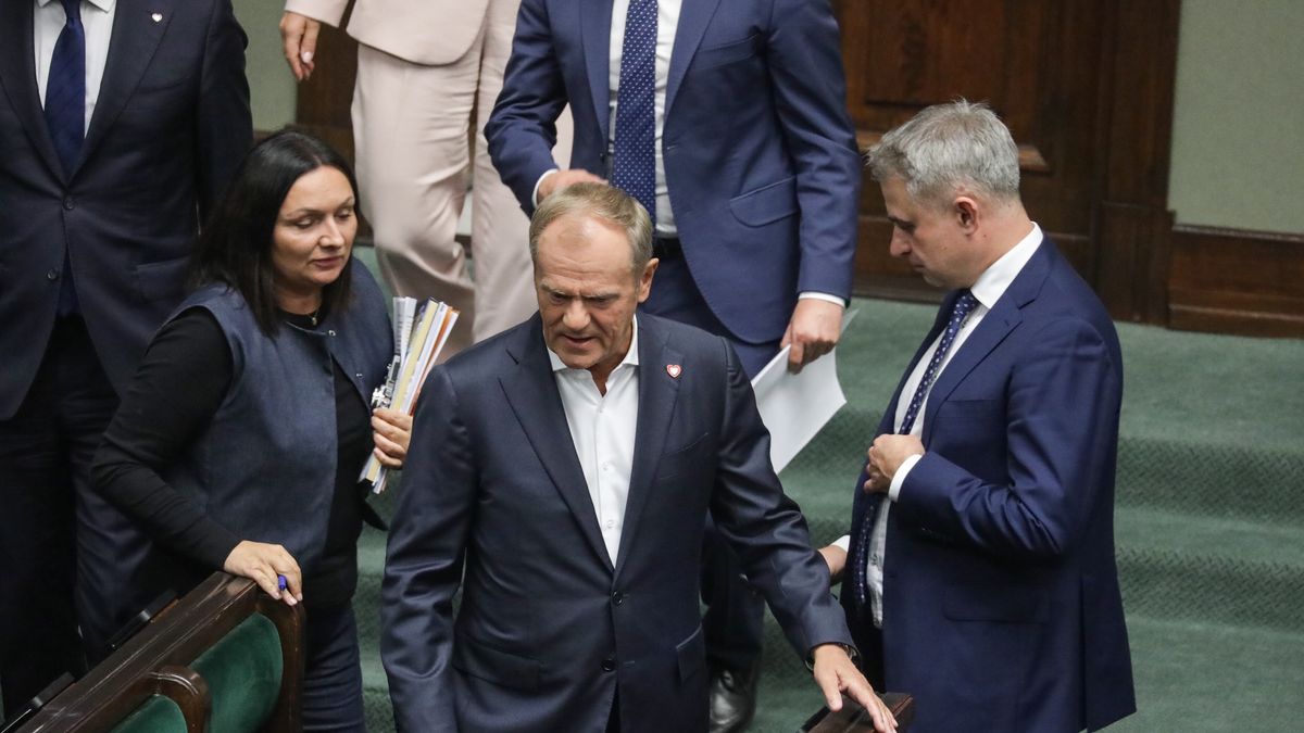 Warszawa, 25.09.2024. Premier Donald Tusk (C), wicepremier, minister cyfryzacji Krzysztof Gawkowski (P) i wicemarszałkni Sejmu Monika Wielichowska (L) na sali plenarnej na posiedzeniu Sejmu, 25 bm. w Warszawie. Niższa izba parlamentu wysłucha informacji Prezesa Rady Ministrów i członków Rady Ministrów na temat powodzi we wrześniu 2024 r. w południowo-zachodniej części terytorium Rzeczypospolitej Polskiej, działaniach podjętych w celu zapobieżenia jej skutkom oraz w celu ich usunięcia. (aldg) PAP/Tomasz Gzell