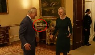 Zdjęcie w gabinecie króla Karola. Uważni od razu skojarzyli, kto na nim jest