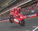 Randy Mamola rozbija dwumiejscowe Ducati Desmosedici