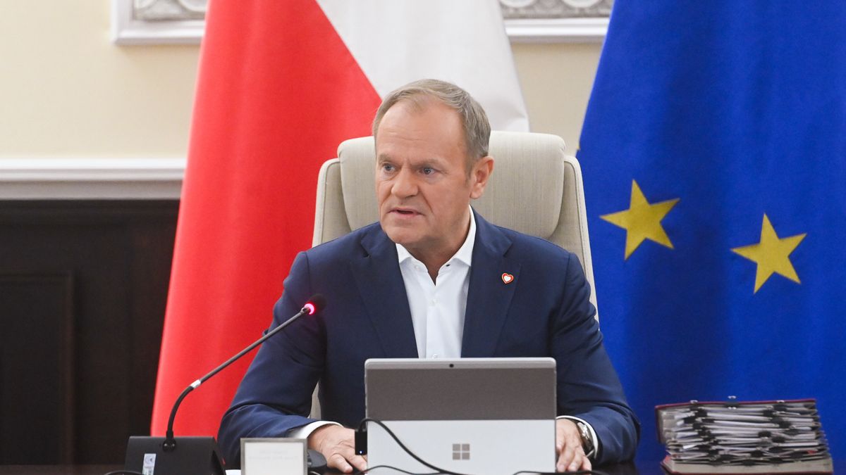 Warszawa, 19.11.2024. Premier Donald Tusk podczas posiedzenia rządu w siedzibie Kancelarii Prezesa Rady Ministrów w Warszawie, 19 bm. Rząd ma zająć się projektem ustawy o unijnej sieci danych dotyczących poziomu zrównoważenia gospodarstw rolnych (FSDN). (jm) PAP/Piotr Nowak
