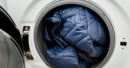 Włóż to do pralki razem z kurtką puchową.  Efekt cię zaskoczy