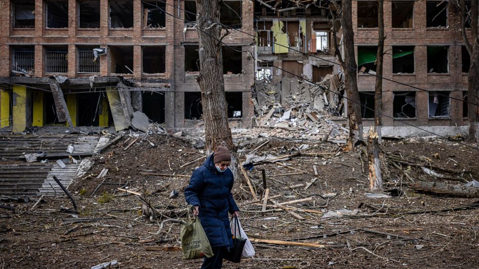 Wojna w Ukrainie - sytuacja w KijowieA woman walks in front of a destroyed building after a Russian missile attack in the town of  Vasylkiv, near Kyiv, on February 27, 2022. - Ukraine's foreign minister said on February 27, that Kyiv would not buckle at talks with Russia over its invasion, accusing President Vladimir Putin of seeking to increase "pressure" by ordering his nuclear forces on high alert. (Photo by Dimitar DILKOFF / AFP)DIMITAR DILKOFF