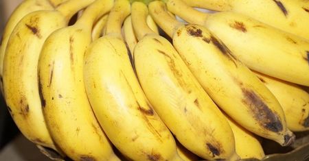 Koniec z "czarnymi" bananami! Rozwiązanie masz w kuchennej szufladzie