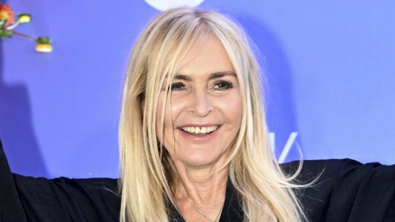 Monika Olejnik w czarno-złotej stylizacji na konferencji TVN