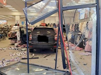 Pomyliła pedały. Wjechała wprost do sklepu