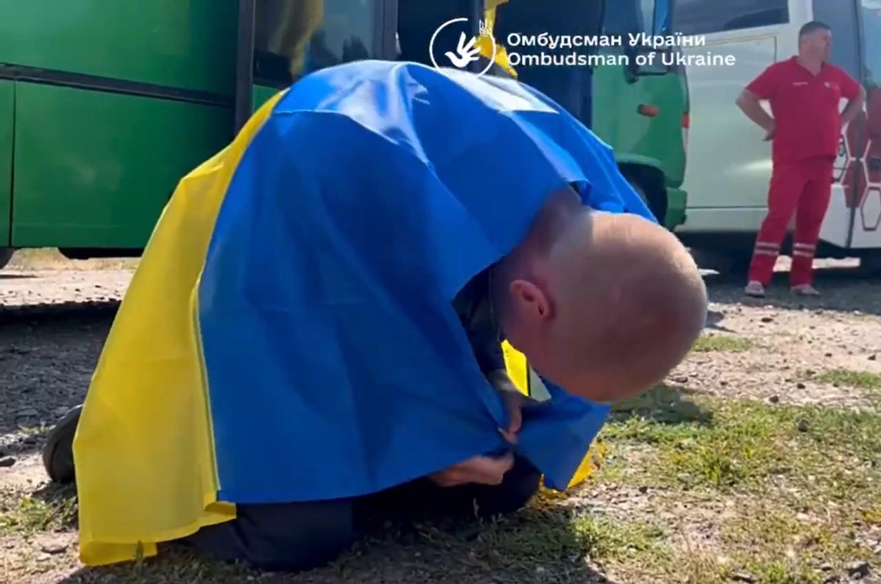 Ukrainian POWs return home, share harsh captivity stories