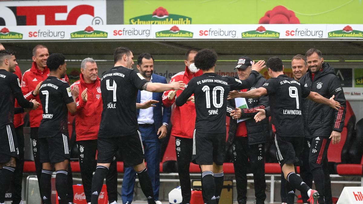 Zdjęcie okładkowe artykułu: Getty Images / Matthias Hangst/Staff / Na zdjęciu: piłkarze i sztab szkoleniowy Bayernu tworzą szpaler dla Roberta Lewandowskiego po jego 40 golu w tym sezonie Bundesligi