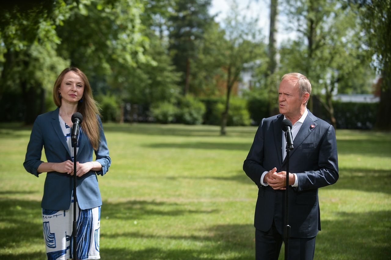 Premier Donald Tusk (P) oraz minister rodziny, pracy i polityki społecznej Agnieszka Dziemianowicz-Bąk (L)