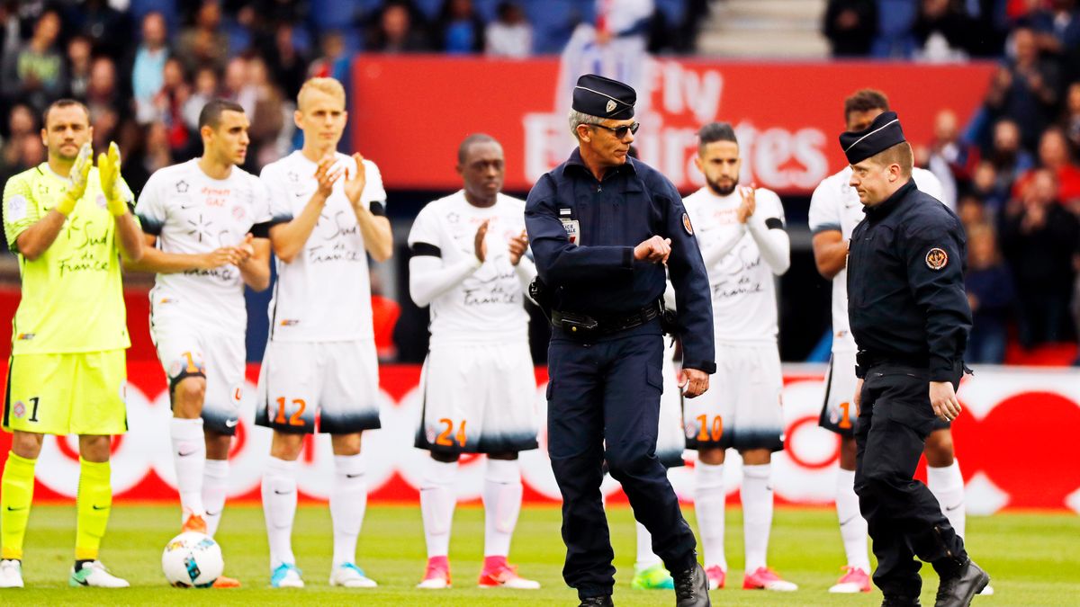 Na zdjęciu policjanci z piłkarzami Montpellier