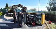 Grabów nad Prosną: Walec drogowy spadł z naczepy ciężarówki na rondzie. Na szczęście nie było tam innych samochodów