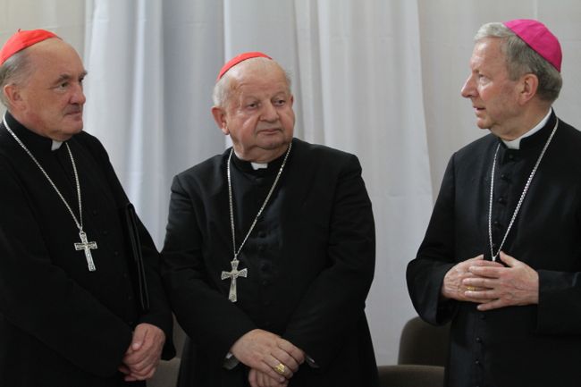 Od lewej: Kard. Kazimierz Nycz, kard. Stanisław Dziwisz oraz bp Jan Zając