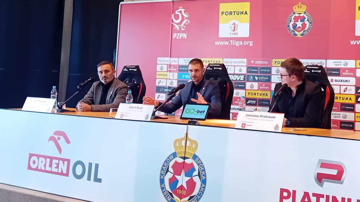 Konferencja prasowa nowego trenera Wisły Kraków Alberta Rude (w środku)