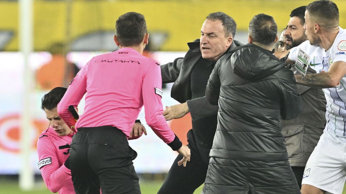 Zdjęcie okładkowe artykułu: Getty Images / Emin Sansar/Anadolu / Na zdjęciu: prezes Faruk Koca uderzył arbitra