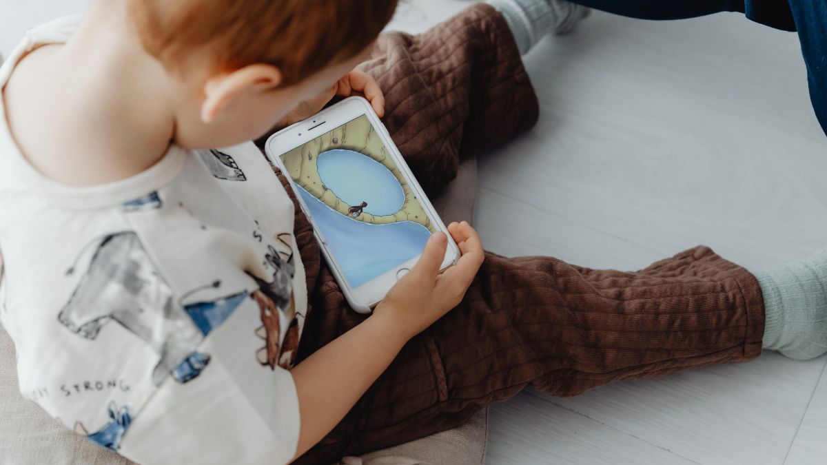 Jak smartfony wpływają na małe dzieci?