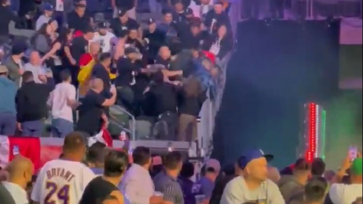 Twitter / Mike Coppinger / Bitwa na trybunach podczas gali bokserskiej w Kalifornii