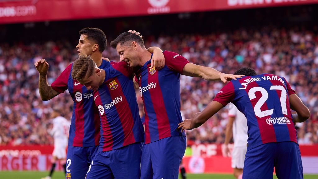 Getty Images / Fran Santiago / Na zdjęciu: Piłkarze FC Barcelony