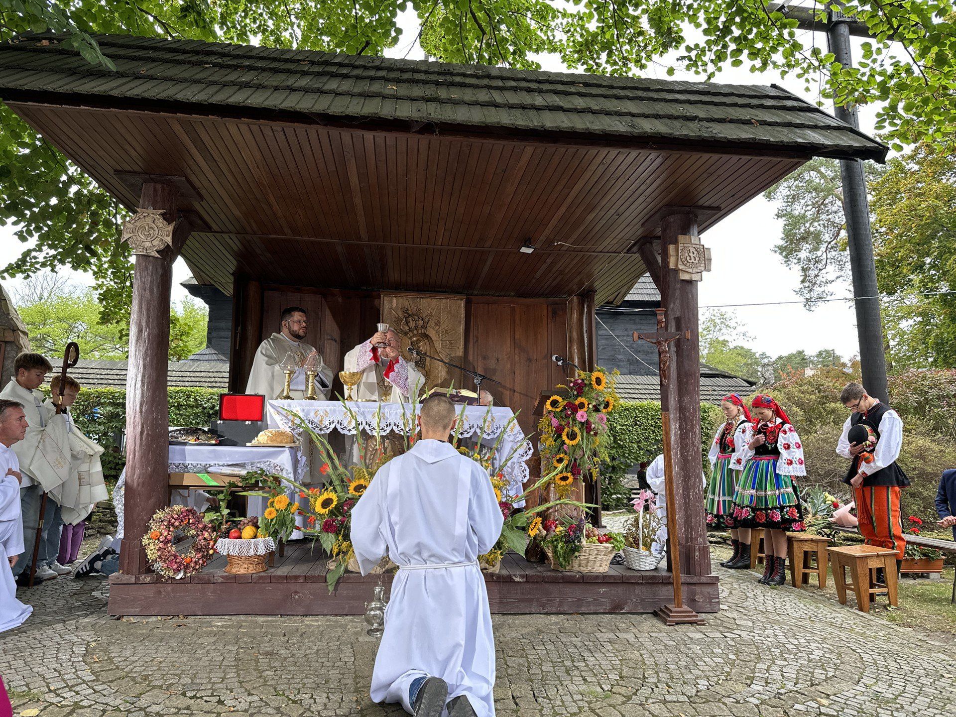Dożynki Polskie w Spale 2025. Piękne święto plonów i polskiej wsi, a na nim goście z 16 województw i tłumy z całego regionu