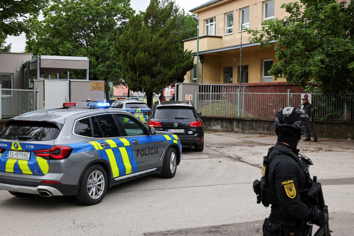 Słowaccy policjanci konwojują Juraja C., który strzelał do premiera