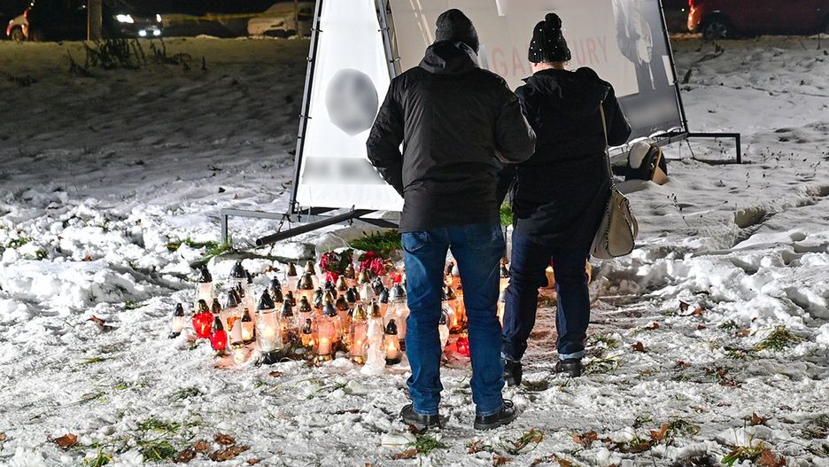 Mieszkańcy zostawiają znicze w miejscu, gdzie znaleziono 14-latk