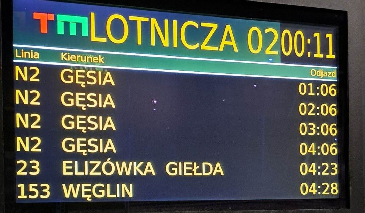 Tablica na przystanku Lotnicza 02