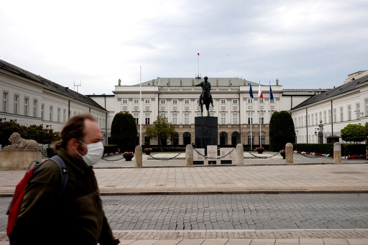 Warszawa. Krakowskie Przedmieście zaprasza na spacer. Ulica przez cały majowy weekend będzie deptakiem, a turystów nie ma wielu. Agata Grzybowksa/Bloomberg via Getty Images