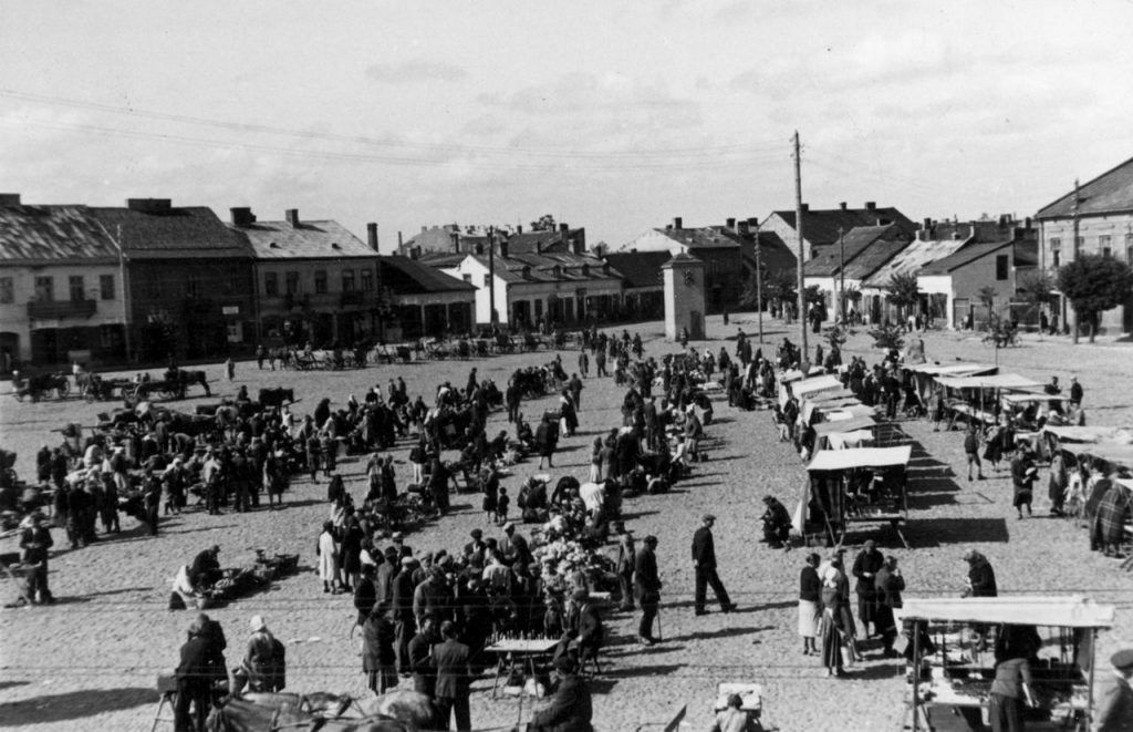 Plac targowy w Końskich na zdjęciu z 1943 roku 