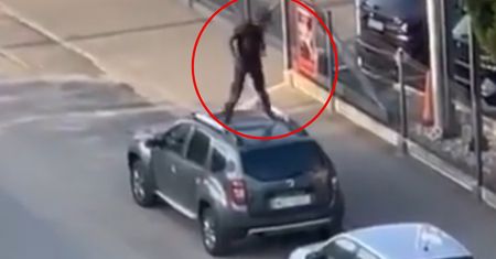 Skacze po dachu auta, zrzuca mężczyznę z hulajnogi. Jest nagranie