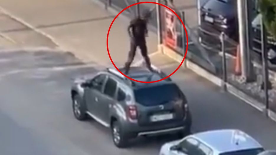 Mężczyzna skakał po dachu auta