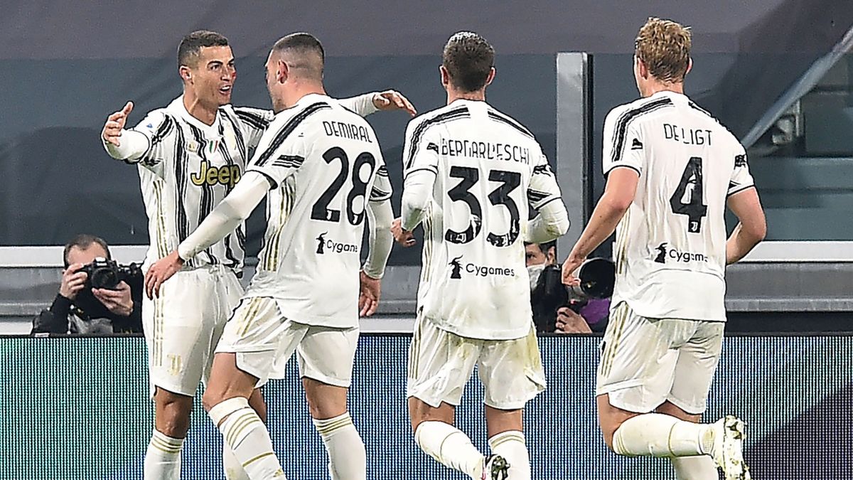 Zdjęcie okładkowe artykułu: PAP/EPA / ALESSANDRO DI MARCO / Na zdjęciu: piłkarze Juventusu Turyn cieszą się z bramki Cristiano Ronaldo