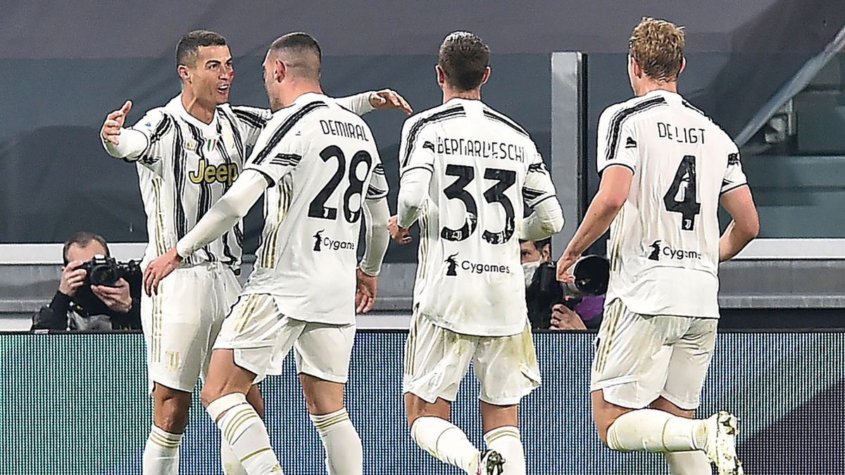 piłkarze Juventusu Turyn cieszą się z bramki Cristiano Ronaldo