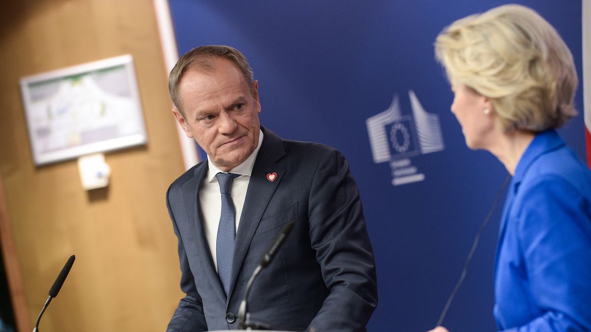 Bruksela, Belgia, 15.12.2023. Premier Donald Tusk (L) oraz szefowa Komisji Europejskiej Ursula von der Leyen (P) podczas konferencji prasowej po spotkaniu w drugim dniu szczytu Rady Europy w Brukseli, 15 bm. Tematem rozmów polityków było odblokowanie środków z Krajowego Planu Odbudowy dla Polski. (amb) PAP/Marcin Obara