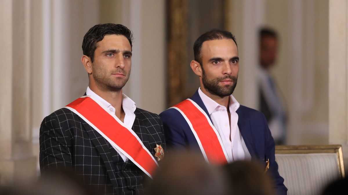 PAP/EPA / JUAN DIEGO LOPEZ / Na zdjęciu: Robert Farah i Juan Sebastian Cabal z Orderami Zasługi za zwycięstwo w Wimbledonie 2019