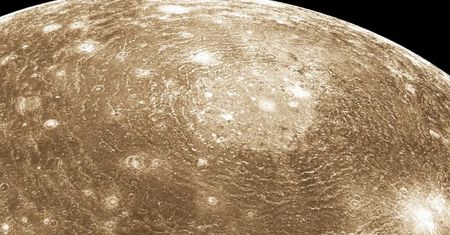 Kallisto pod lupą Jamesa Webba. Mnóstwo lodu, CO2 i innych związków