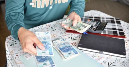 Przeciętne wynagrodzenie dobija do 8 tys. zł. Tyle zarabiają Polacy