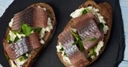 Ryba na piątek: mini kanapki z sałatką śledziową