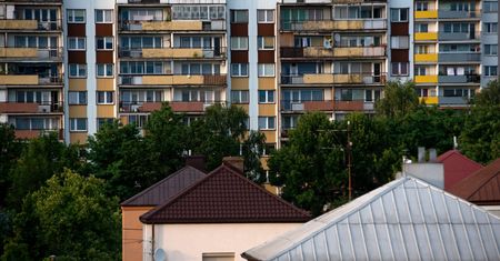 Polacy mieszkają w chorych budynkach. Dane porażają