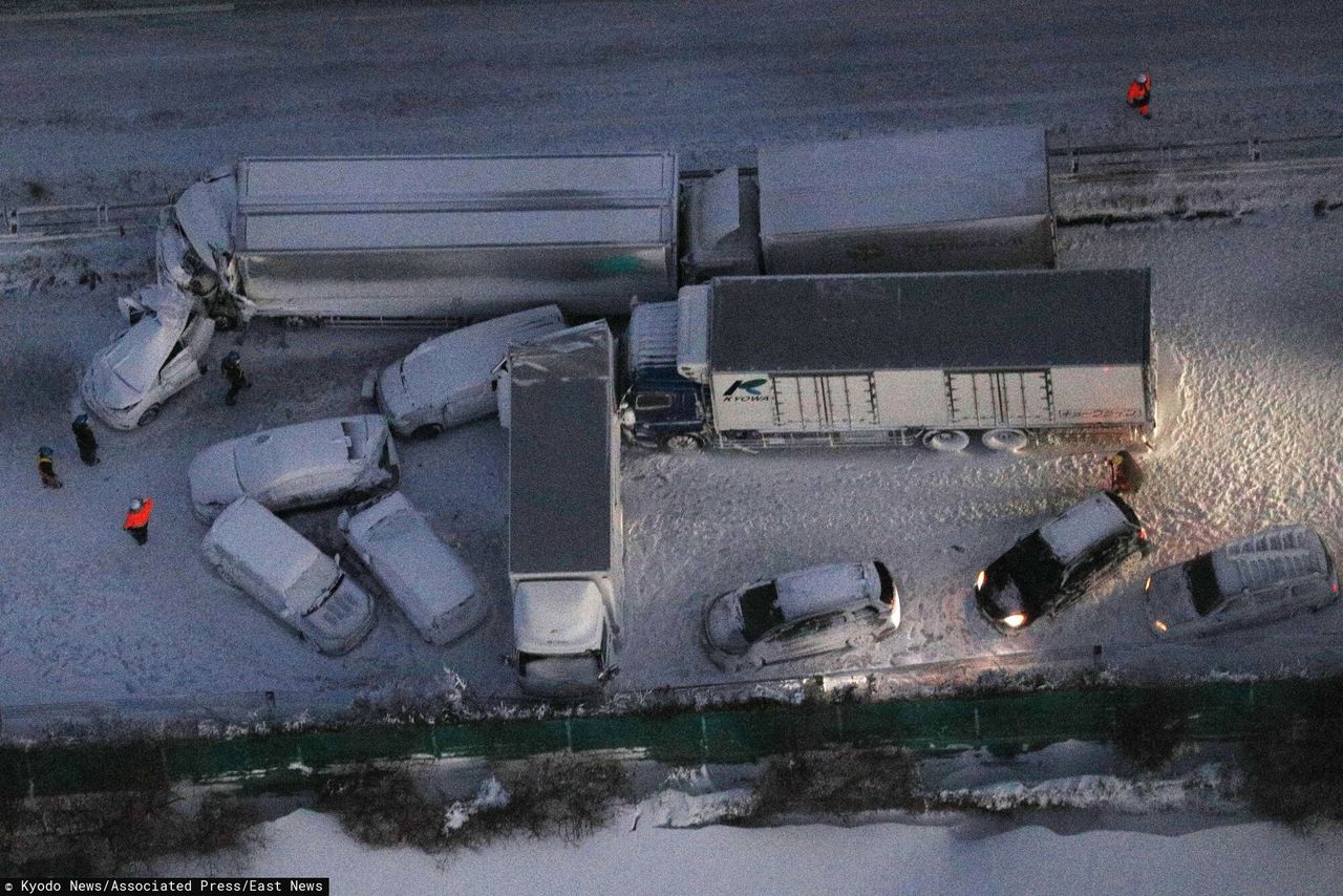 Gigantyczny karambol pod Osaką. 130 aut na zaśnieżonej autostradzie. Zabity i 10 rannych