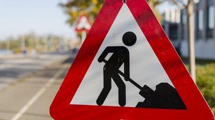 Duża awaria ciepłownicza w Warszawie. Trwają naprawy. Są utrudnienia drogowe, część domów bez ogrzewania i ciepłej wody