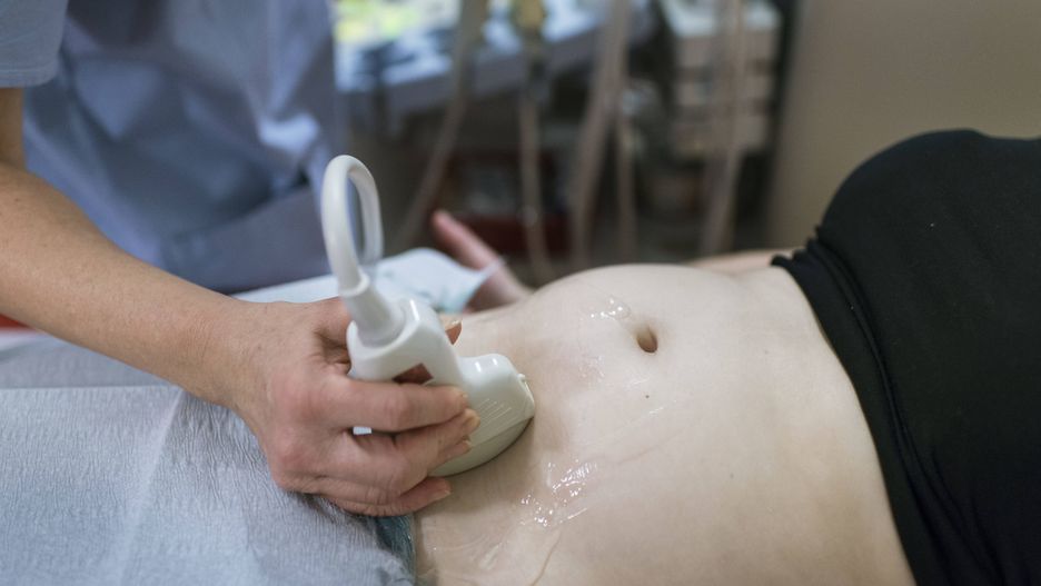 PRAXIS, FRAUENPRAXIS, FRAUENARZT, GYNAEKOLOGIE, GYNAEKOLOGISCHE PRAXIS, SCHWANGER, ULTRASCHALL, ULTRASCHALLUNTERSUCHUNG, UNTERSUCHUNG, NICHT-INVASIV, PRAENATALDIAGNOSTIK, NICHT-INVASIVE UNTERSUCHUNG
Gynecologist Helene Huldi carries out an ultrasound examination on a pregnant woman, who is 20 weeks pregnant, pictured in the gynecological practice Frauenpraxis Runa in Solothurn, Switzerland, on October 18, 2013. (KEYSTONE/Christian Beutler)

Gynaekologin Helene Huldi fuehrt bei einer schwangeren Frau, die in der 20. Woche schwanger und somit im zweiten Trimester ist, eine Ultraschalluntersuchung durch, aufgenommen in der Frauenpraxis Runa in Solothurn am 18. Oktober 2013. (KEYSTONE/Christian Beutler) 
Dostawca: PAP/KEYSTONE
CHRISTIAN BEUTLER
MEDICINE, HEALTH, PREGNANCY, CONSULTATION, PREGNANT, WOMAN, WOMEN, MEDICAL PRACTICE, GYNECOLOGY, GYNECOLOGICAL, PRACTICE, EXAMINATION, PREGNANCY EXAMINATION, PRENATAL EXAM, DOCTOR, GYNECOLOGIST, badanie, brzuch, ci��a, ci��owy, ci�arna, dziecko, ginekolog, lekarz, ultrasonograf, USG, w ci�zy, wizyta