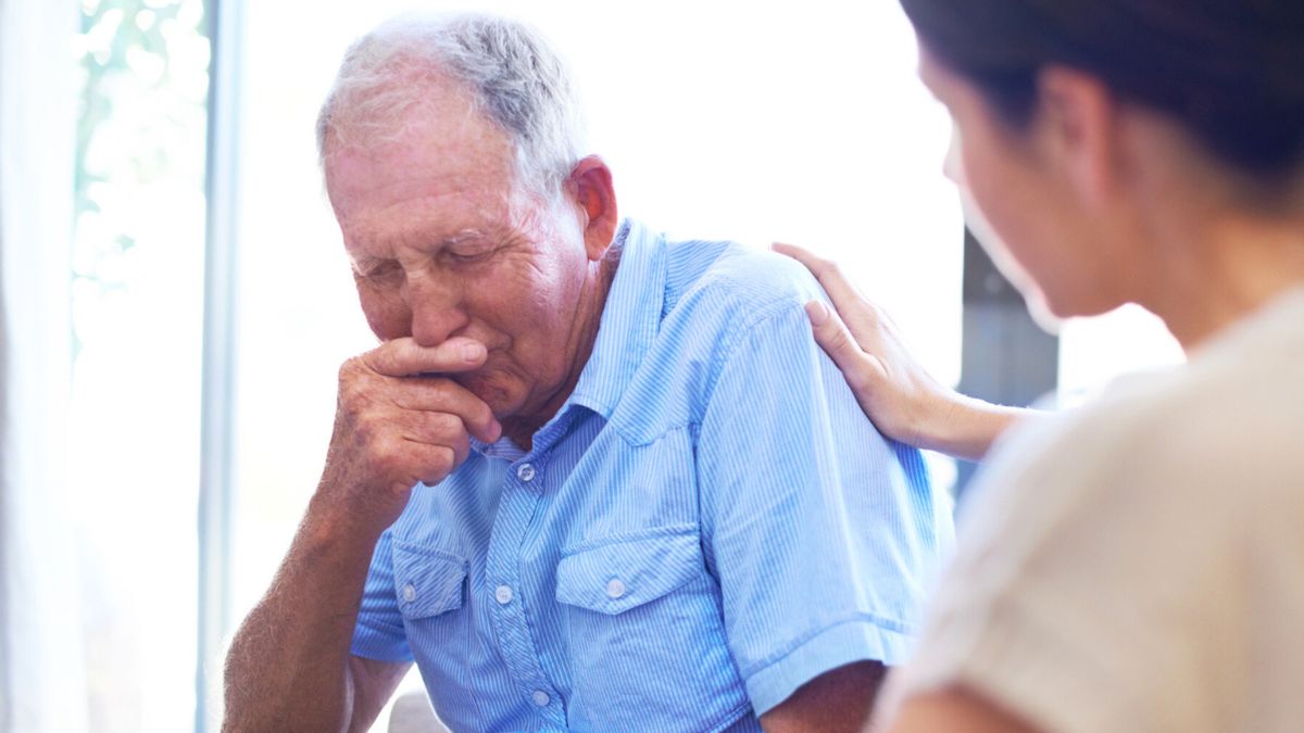 Córka rozmawia z zatroskanym ojcem