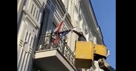 Rosjanie próbowali zdjąć flagę Polski. Incydent w Irkucku