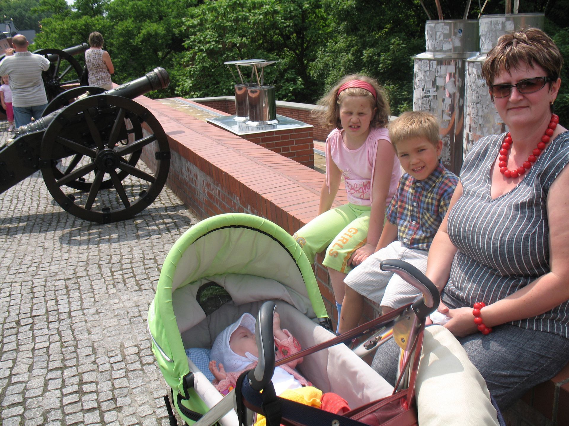 Irena Węgrzyk z dziećmi, którymi się opiekowała