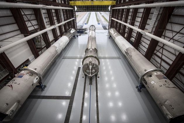 SpaceX hangar środek